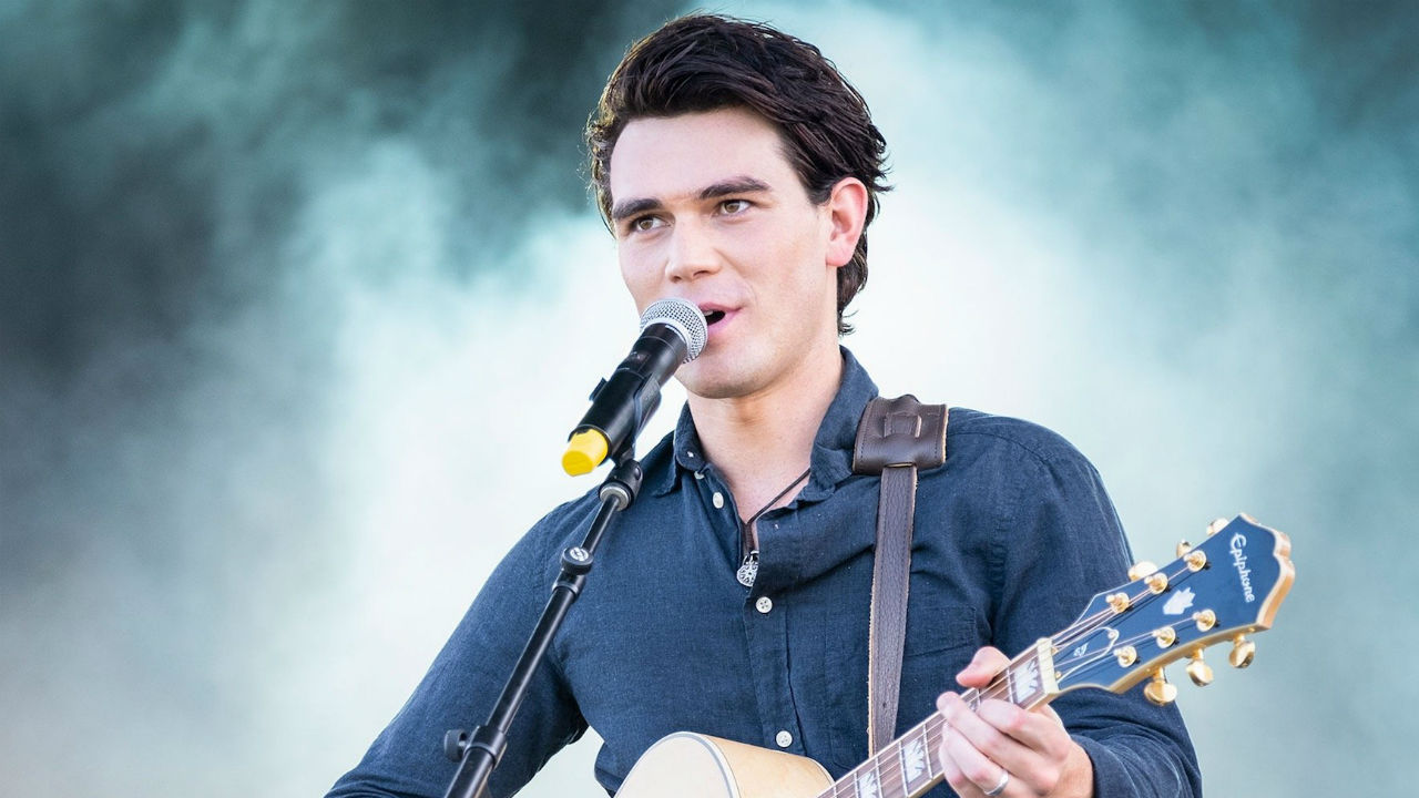 KJ Apa solta a voz em novo trailer de Enquanto Estivermos Juntos; confira
