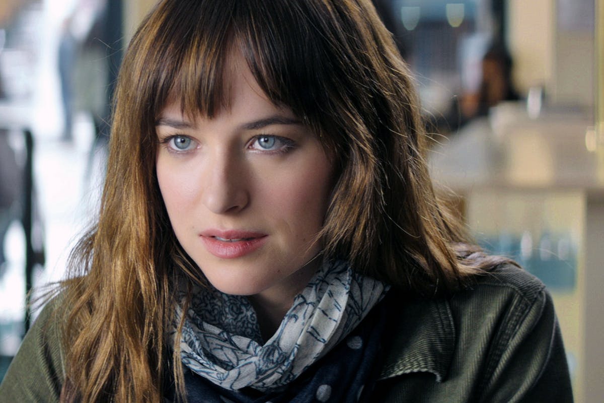 Dakota Johnson anuncia podcast para contar histórias de assédio sexual contra mulheres