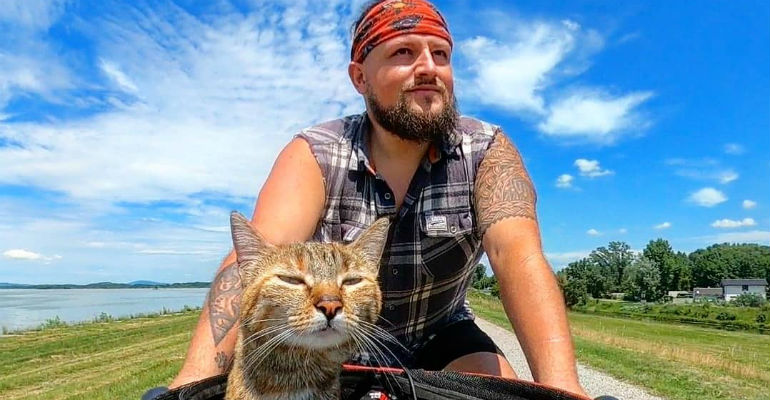 Ciclista encontra gato de rua ao lado da estrada e a leva em viagem ao redor do mundo