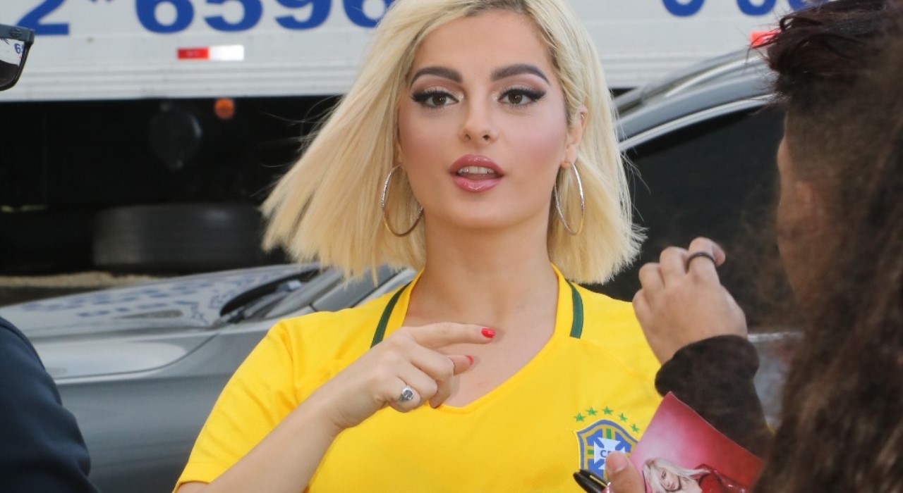 Bebe Rexha veste camisa da seleção brasileira rumo ao Rock in Rio
