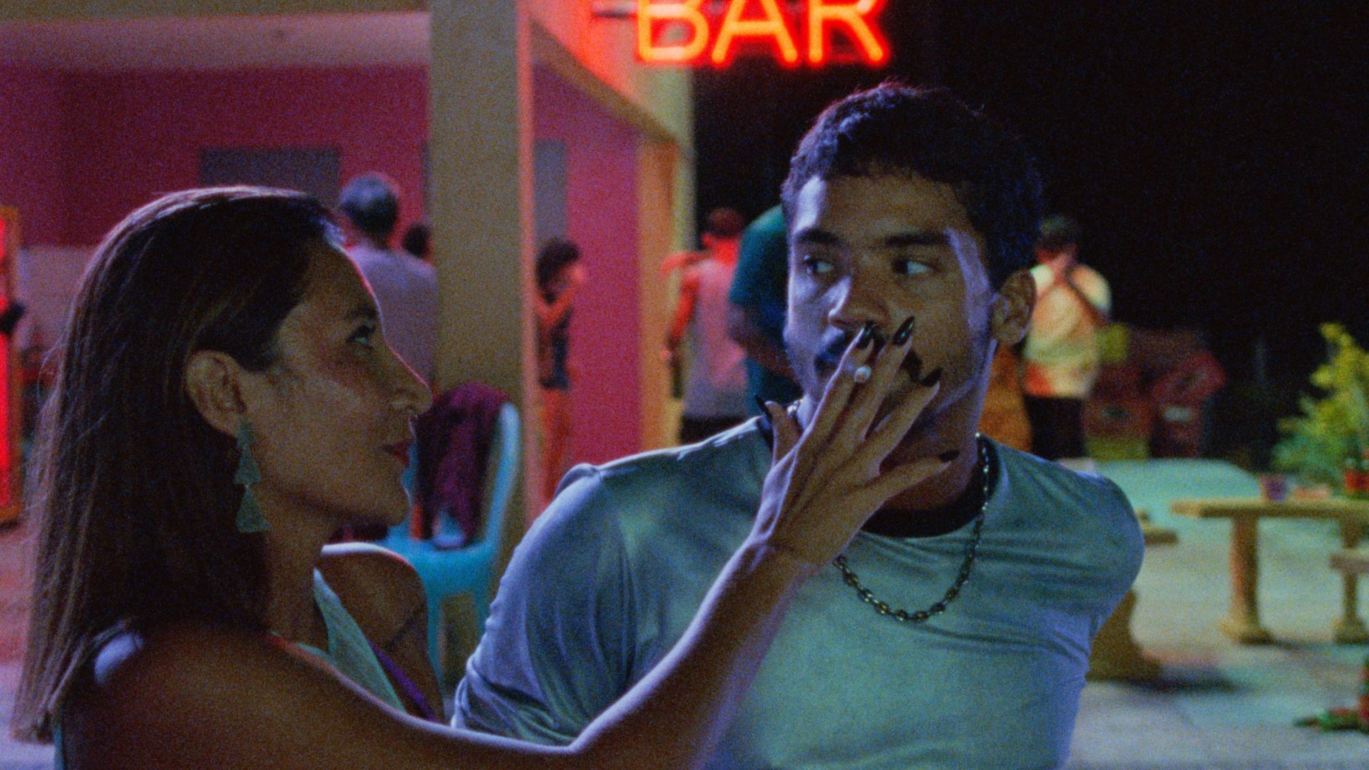 “Motel Destino”, filme de Karim Aïnouz, é aplaudido por 12 minutos em Cannes