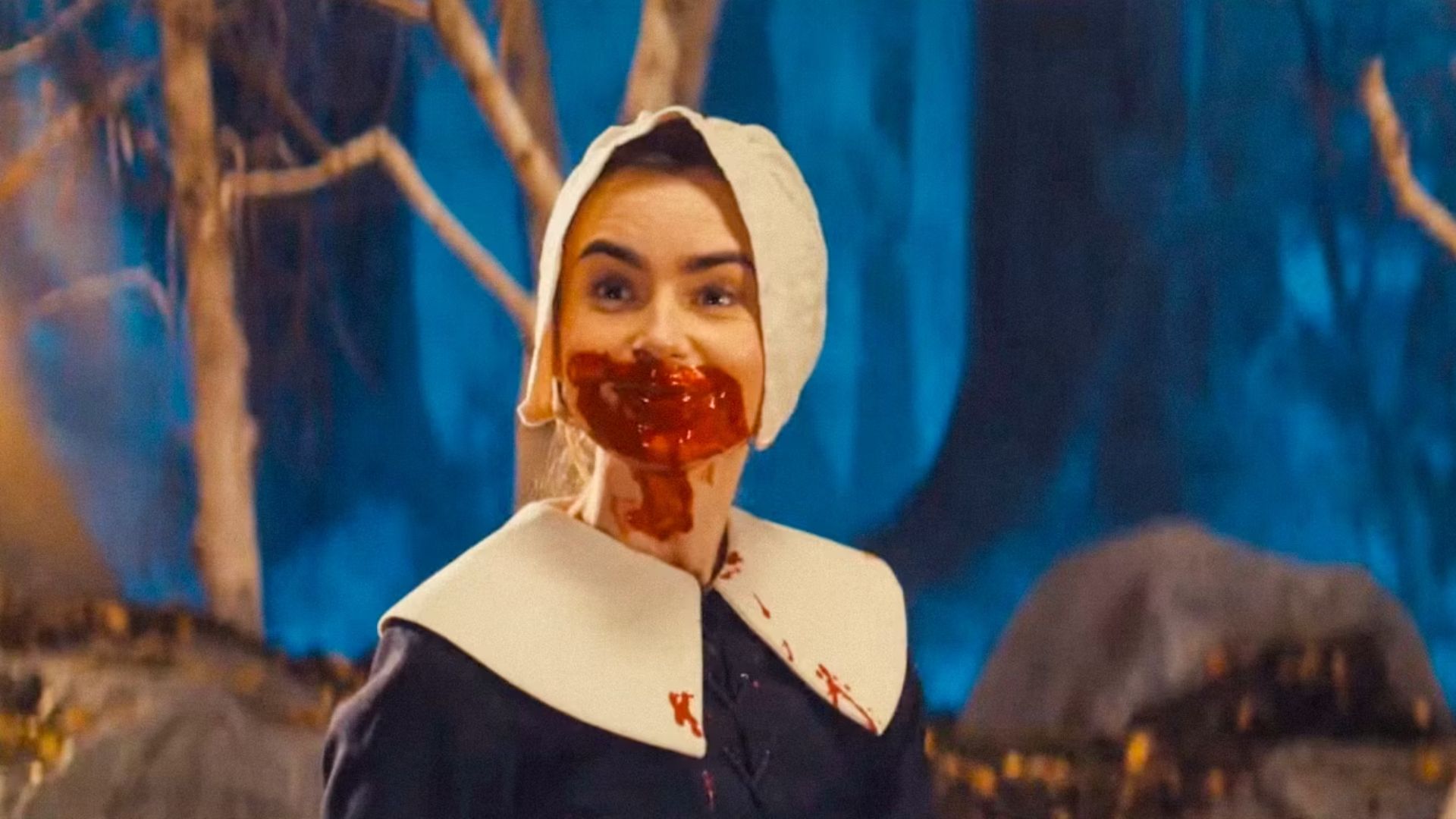 “MaXXXine”: Lily Collins surge ensanguentada em novo trailer; assista