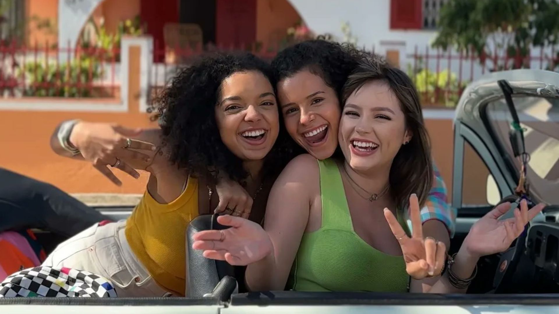 Trio embarca em aventura para encontrar cantor no trailer de “Tudo Por Um Pop Star 2”