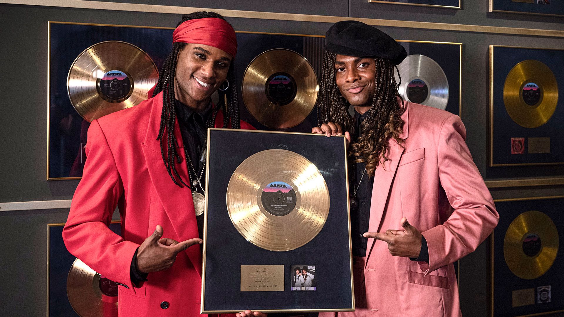 Cinebiografia do polêmico duo Milli Vanilli ganha trailer; confira