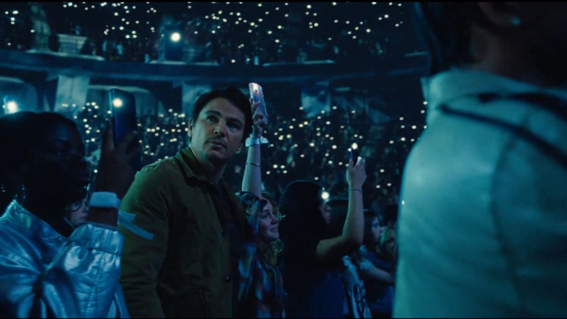 “É ‘O Silêncio dos Inocentes’ em show de Taylor Swift”, diz M. Night Shyamalan sobre “Armadilha”