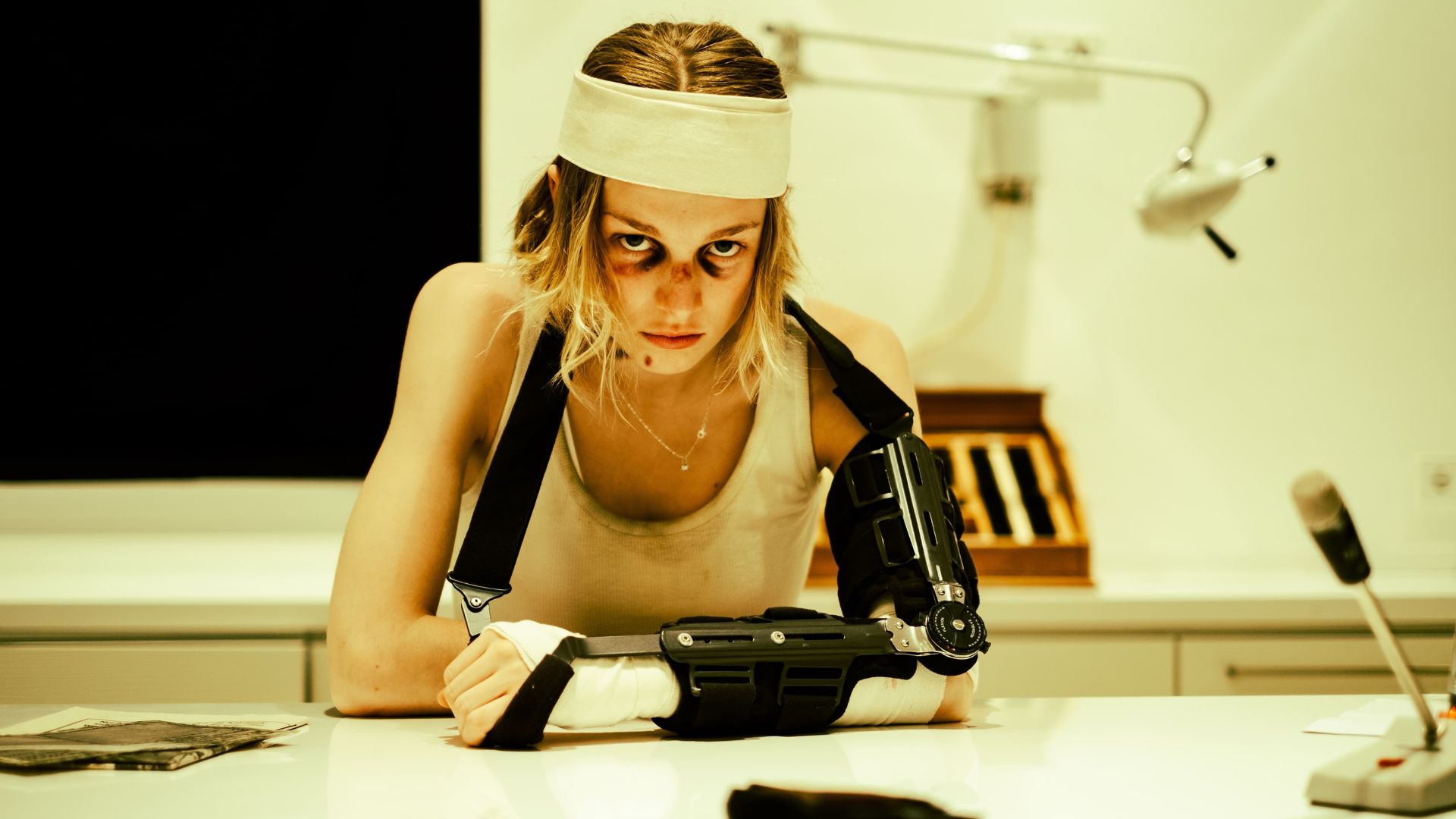 Hunter Schafer luta para sobreviver no trailer tenso de “Cuckoo”; assista