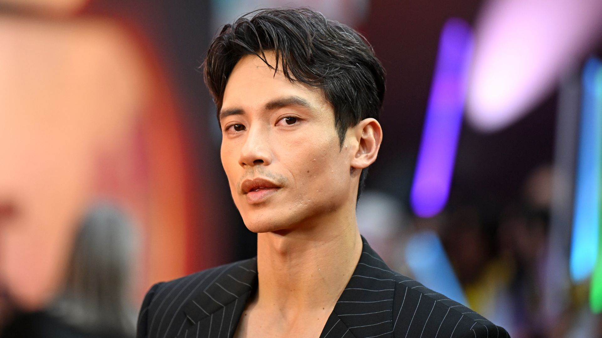 Manny Jacinto se pronuncia após ter todas suas falas cortadas de “Top Gun: Maverick”