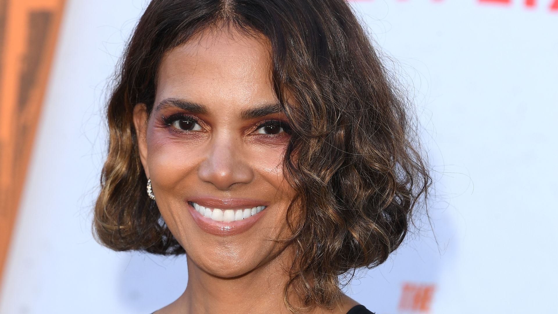 Halle Berry diz que já quebrou 10 ossos gravando cenas de ação