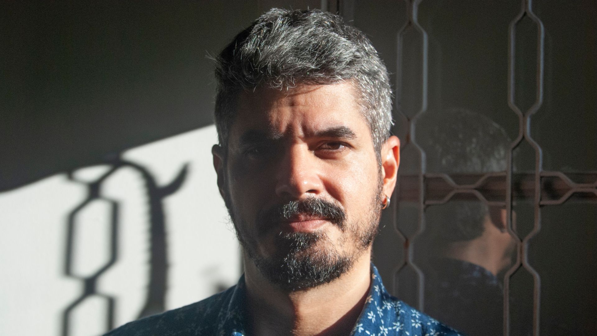 Em “Estranho Caminho”, Guto Parente homenageia o pai em “cinema de autoajuda”