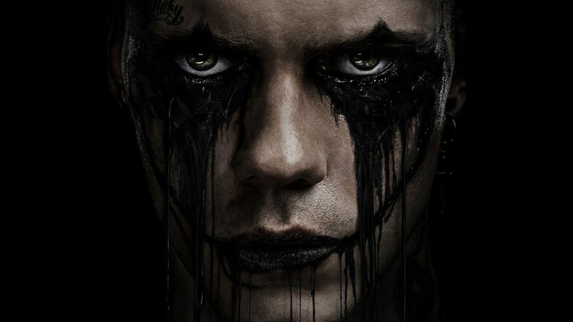 “O Corvo”, adaptação moderna do cult de 1994, estreia nos cinemas brasileiros