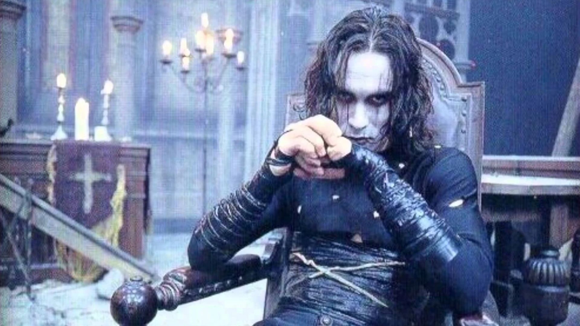 “O Corvo”, de 1994, se tornou clássico cult e teve morte de protagonista no set