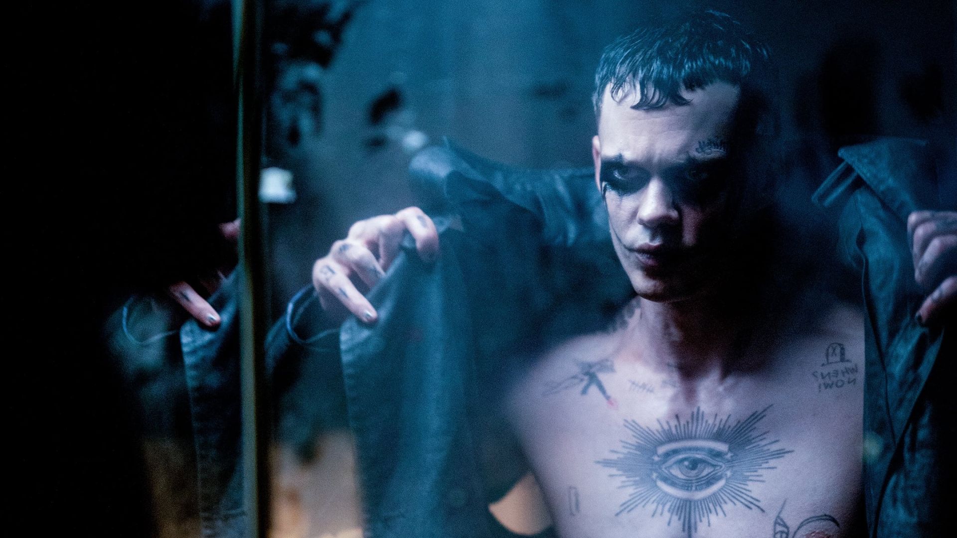 “O Corvo” mira no romance trágico, mas acerta na fanfic chinfrim | Crítica