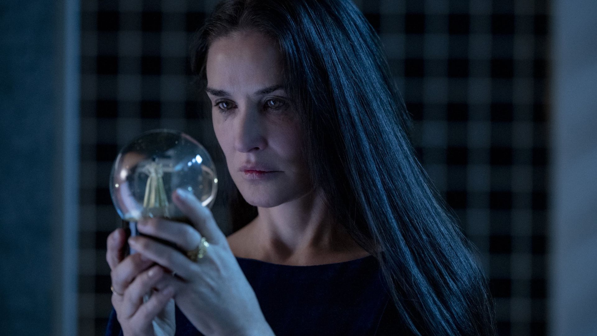 “A Substância”, com Demi Moore e Margaret Qualley, estreia nos cinemas