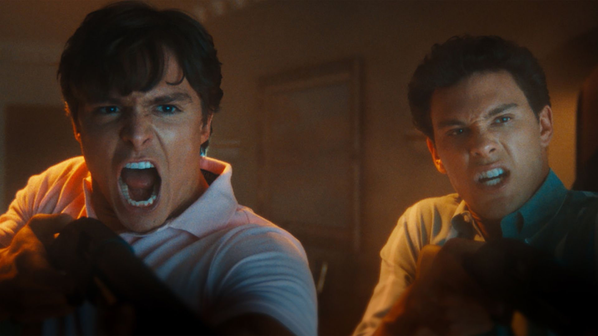 Abusos e declarações de ódio permeiam novo trailer de “Irmãos Menendez”