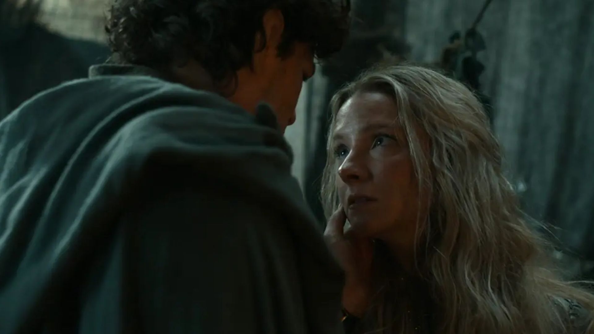 Astro de “Anéis de Poder” explica motivo de beijo entre Elrond e Galadriel