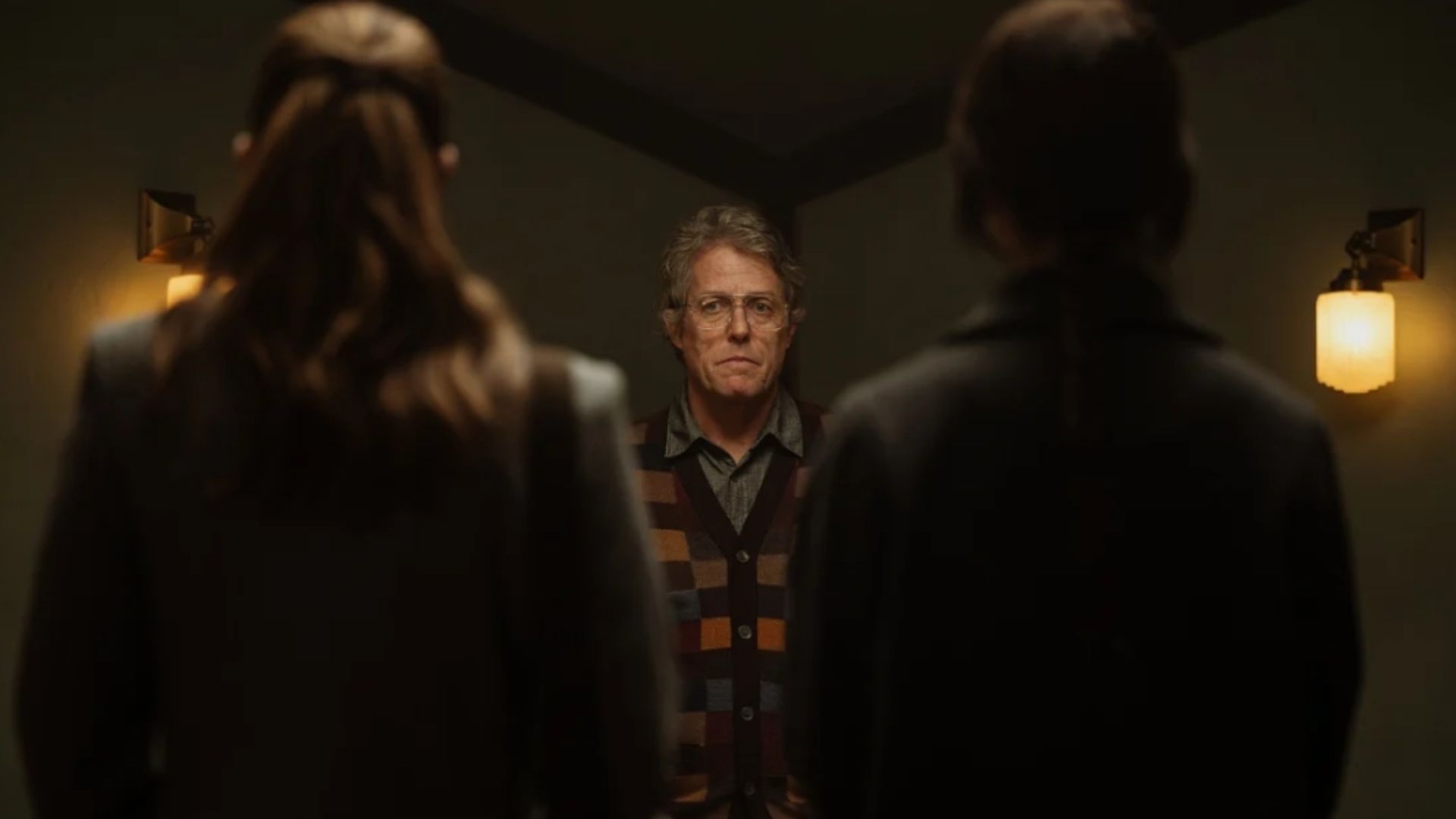 “Herege”, terror da A24, ganha trailer com Hugh Grant assustador; veja