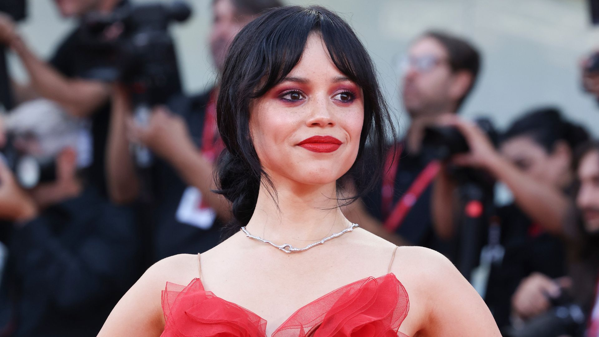 Jenna Ortega defende protagonismo feminino: “Deveríamos ter nossas próprias franquias”