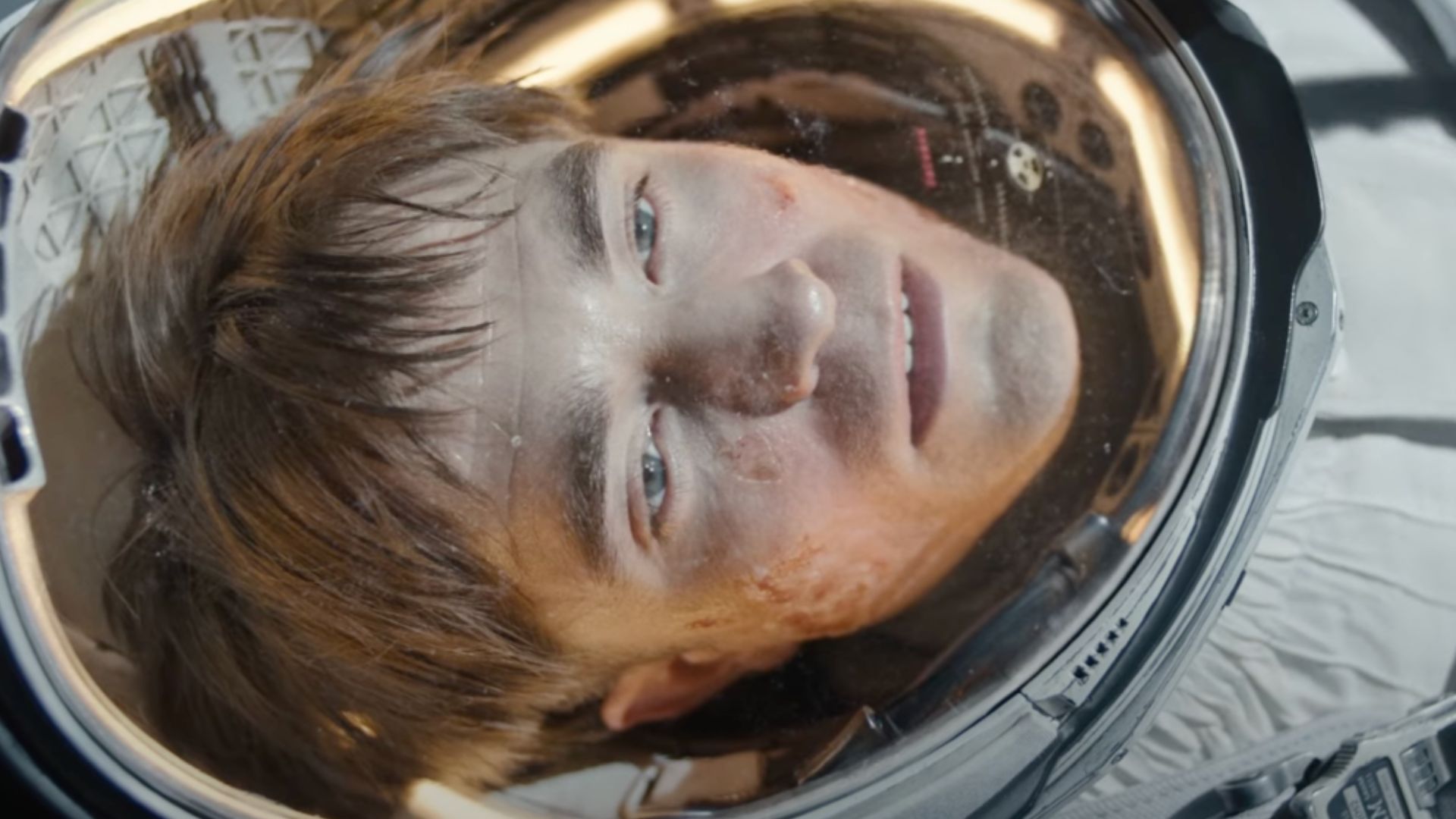“Mickey 17”, ficção científica com Robert Pattinson, ganha trailer oficial; veja