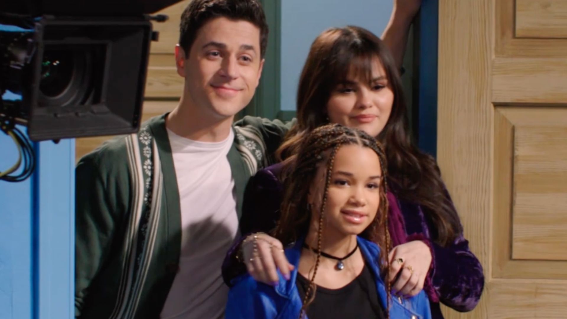 Selena Gomez e David Henrie ajudam jovem bruxa no trailer de “Os Feiticeiros Além de Waverly Place”