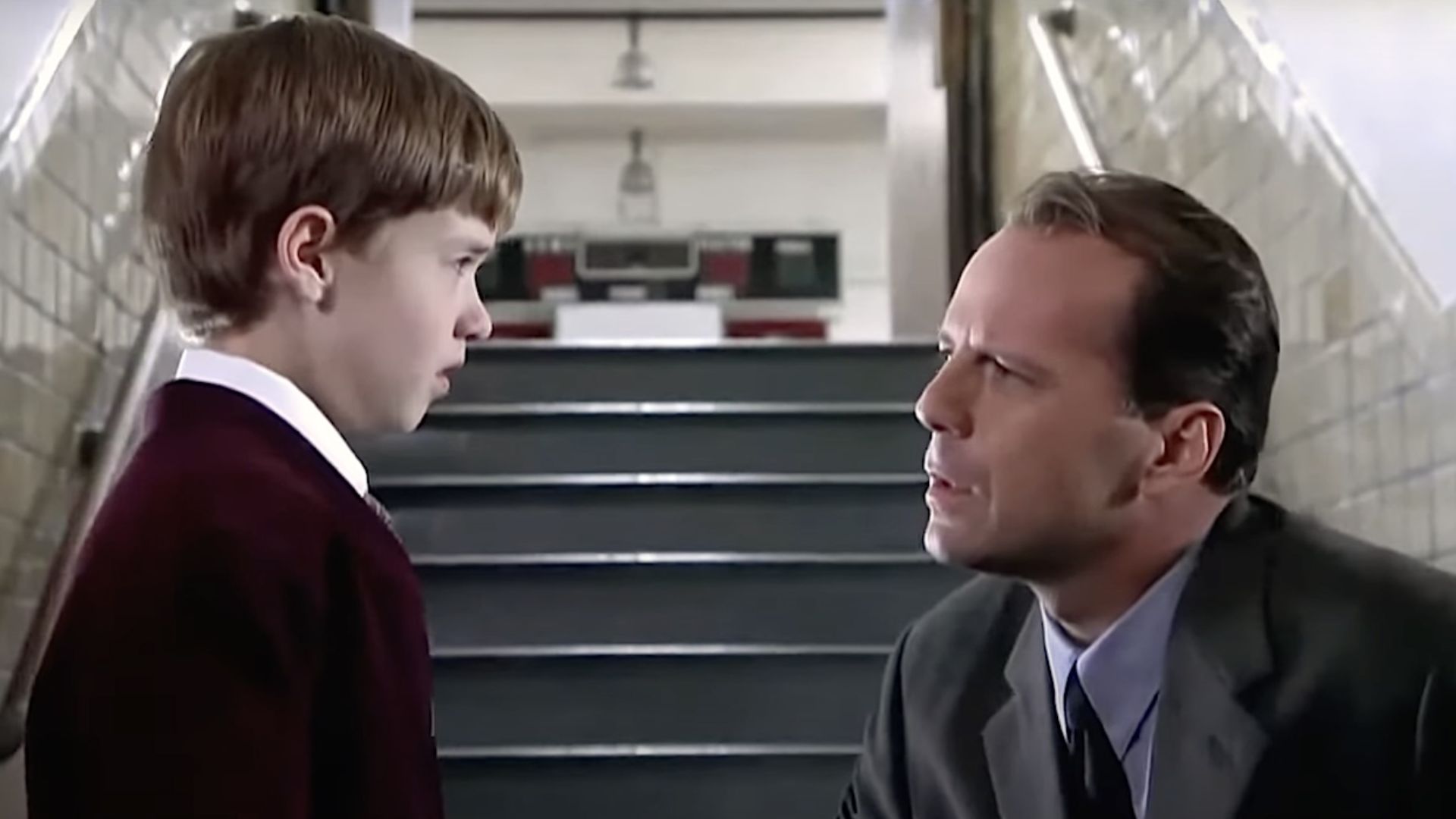 Ator de O Sexto Sentido revela que guarda fitas com mensagens de Bruce Willis