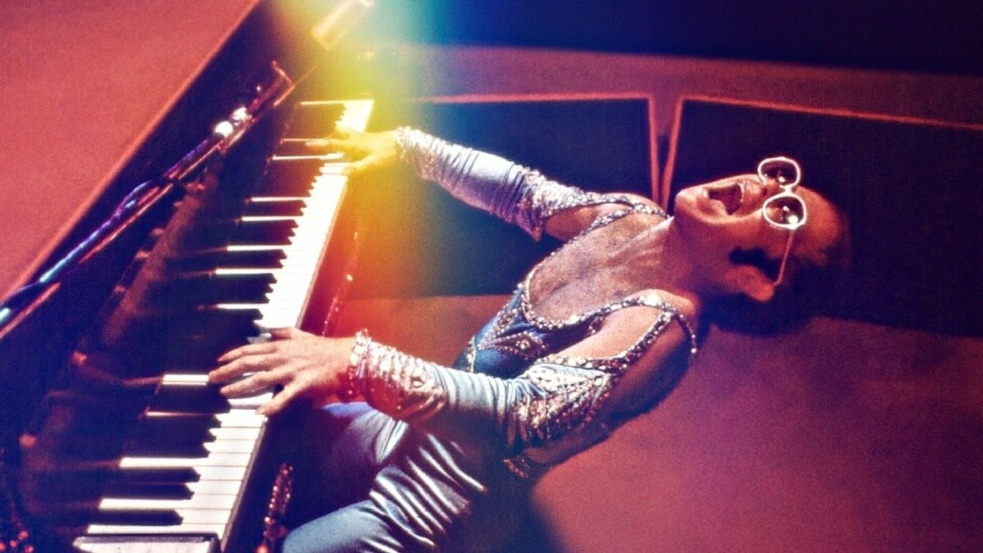 “Elton John: Never Too Late”, documentário do Disney+, ganha trailer e data de estreia; veja