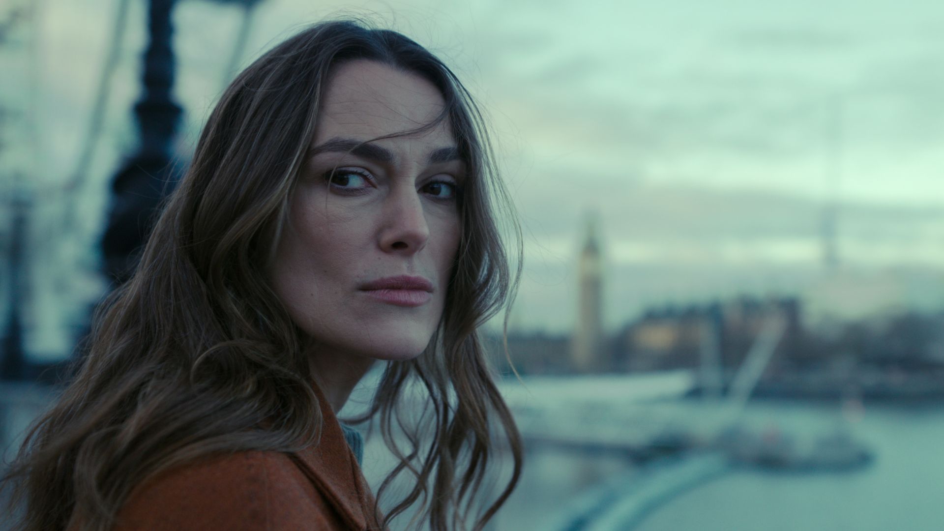 Keira Knightley é agente infiltrada no trailer de Black Doves, thriller da Netflix
