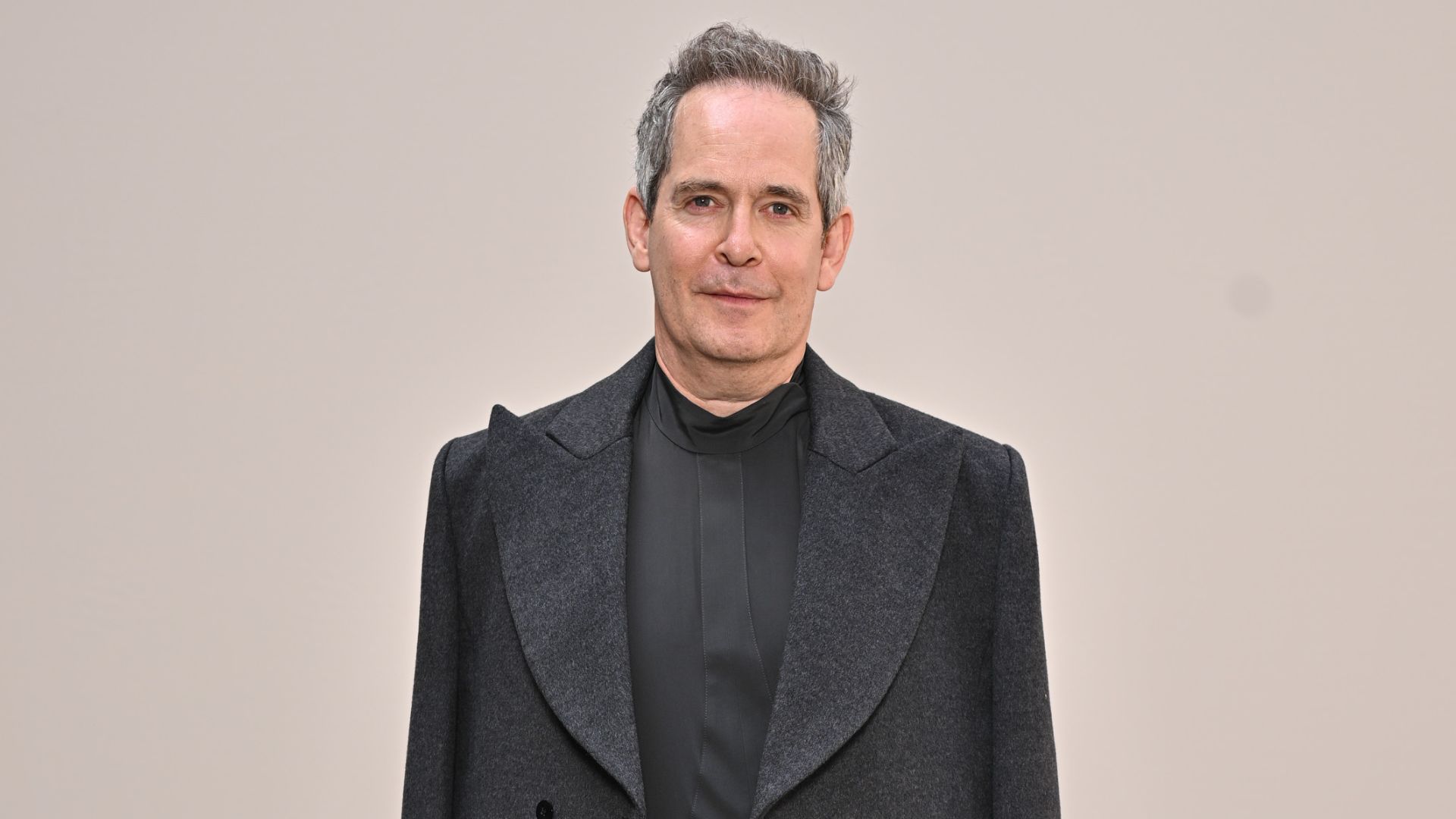 Tom Hollander viverá Hitchcock em nova temporada da antologia Monstros