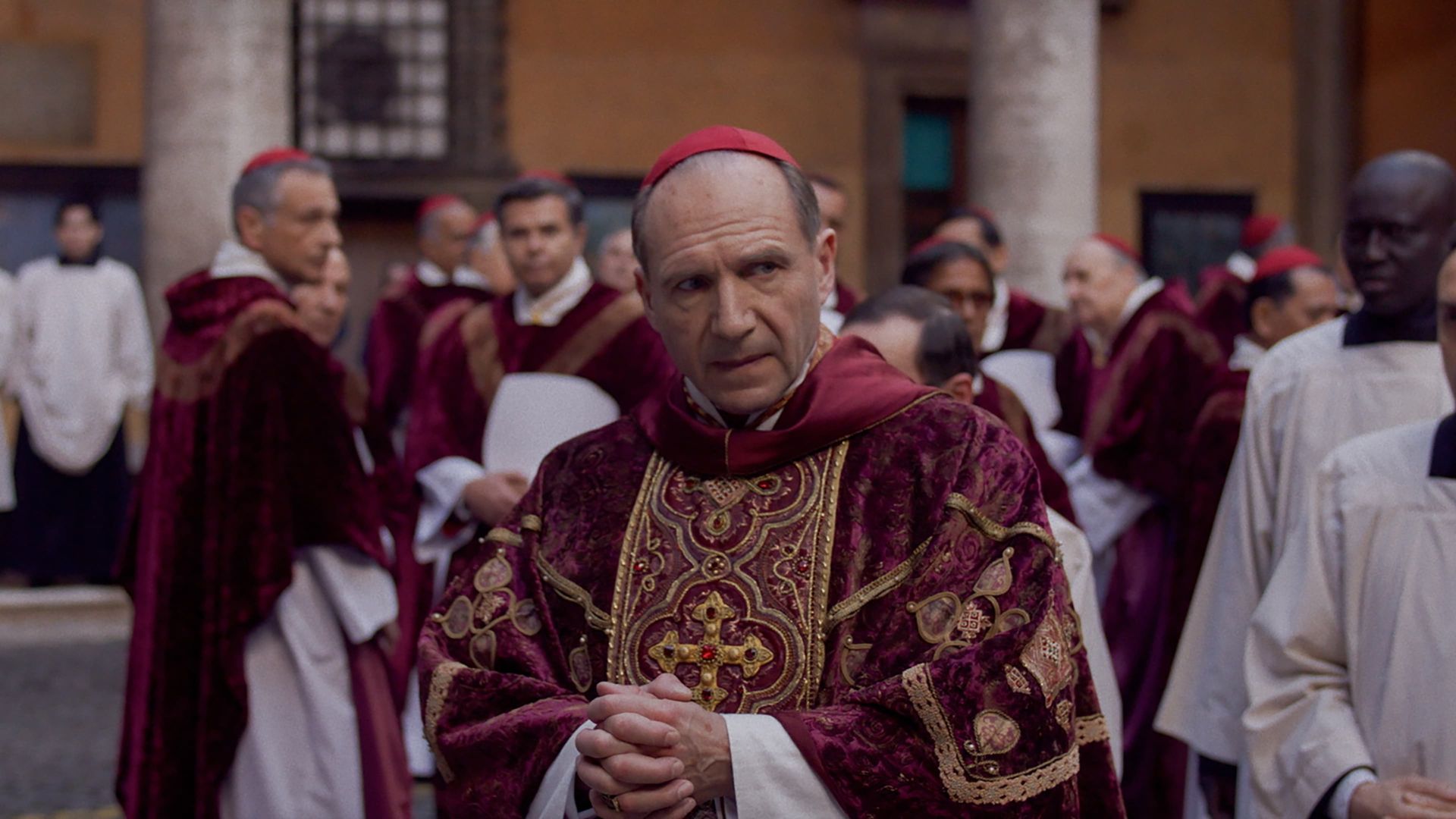 Conclave, cotado ao Oscar 2025, ganha trailer que mostra escolha do novo Papa; veja