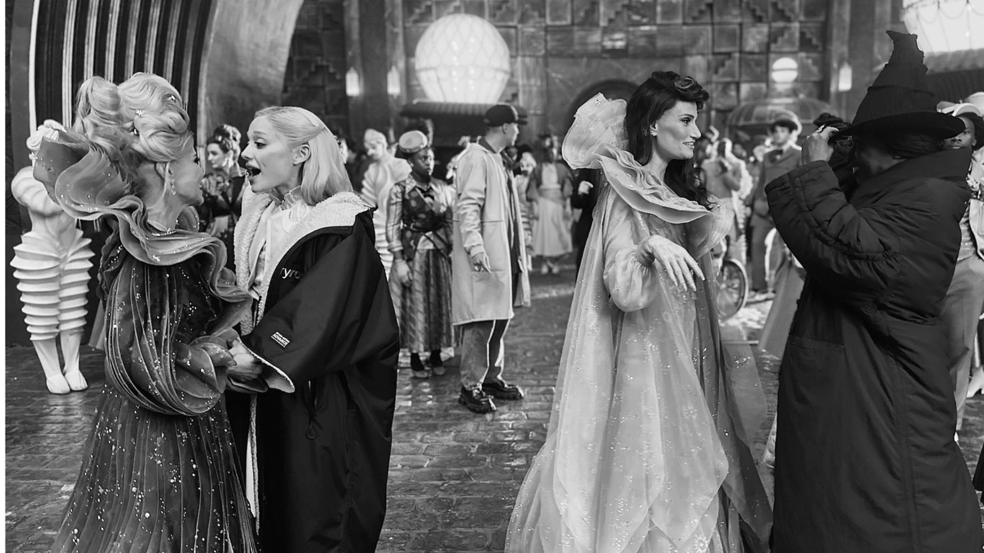 Idina Menzel e Kristin Chenoweth mostram bastidores de participação em Wicked