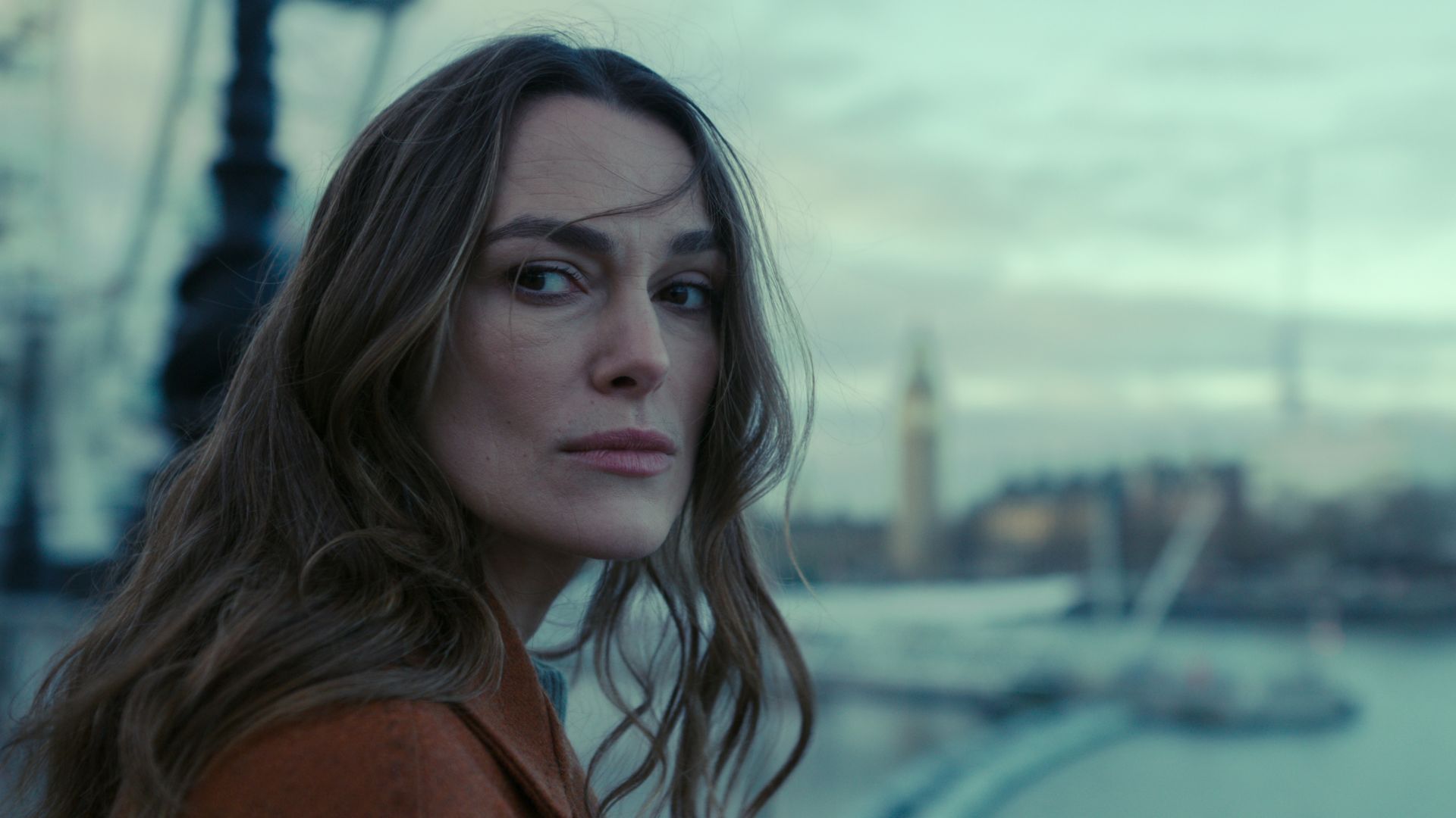 Keira Knightley vinga morte do amante no novo trailer de Black Doves