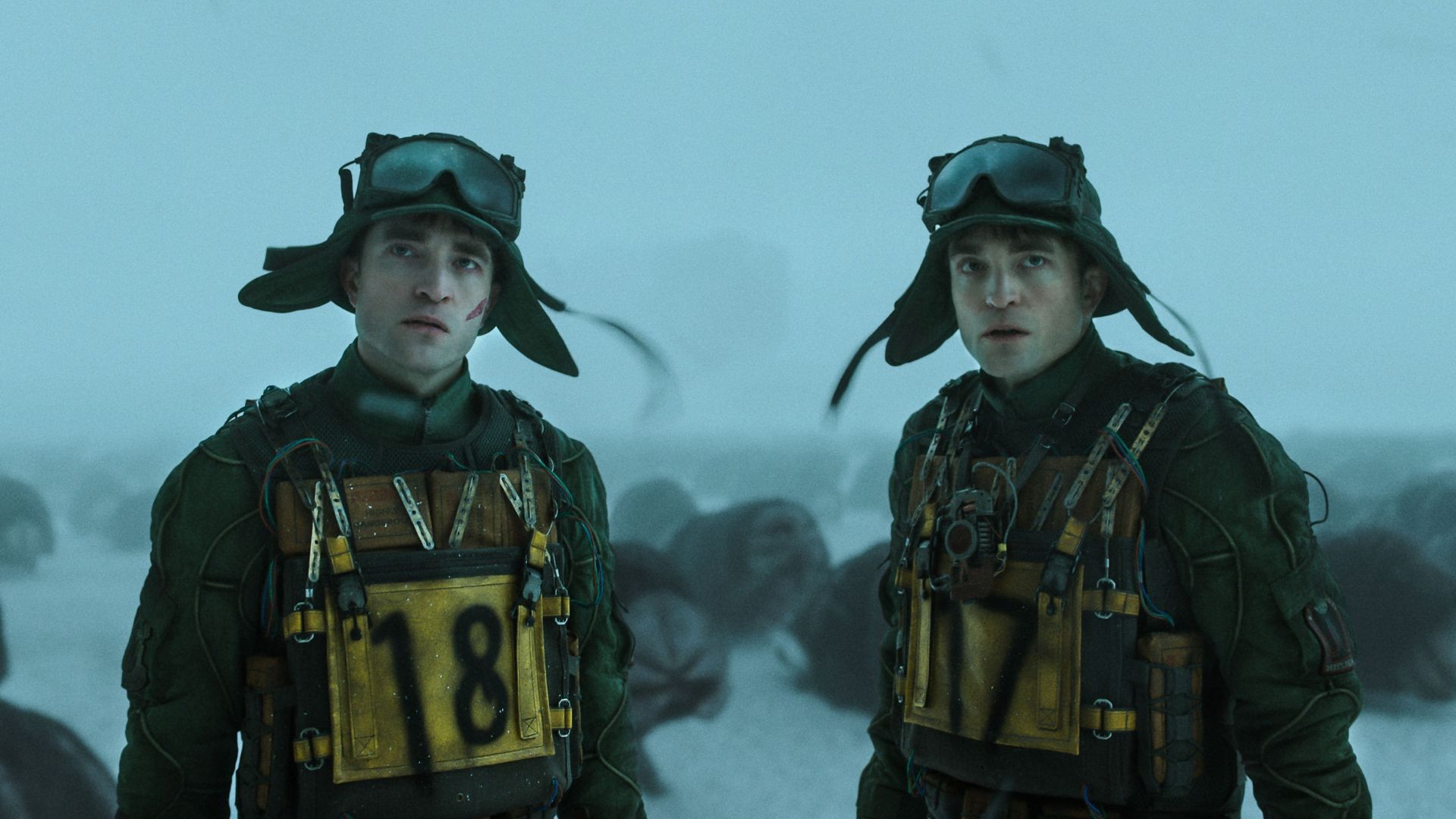 Robert Pattinson é clonado no novo trailer de Mickey 17; assista