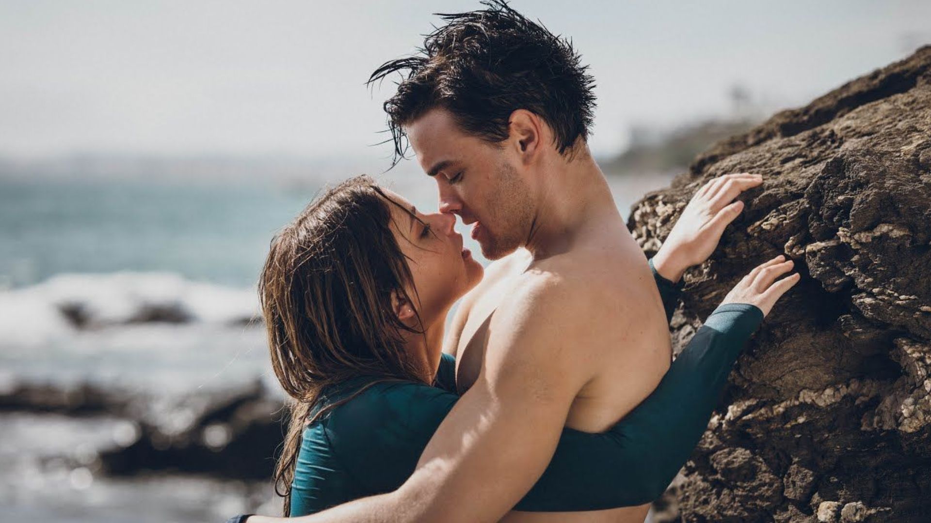 Família tenta acabar com romance de Noah e Nick no novo trailer de Sua Culpa