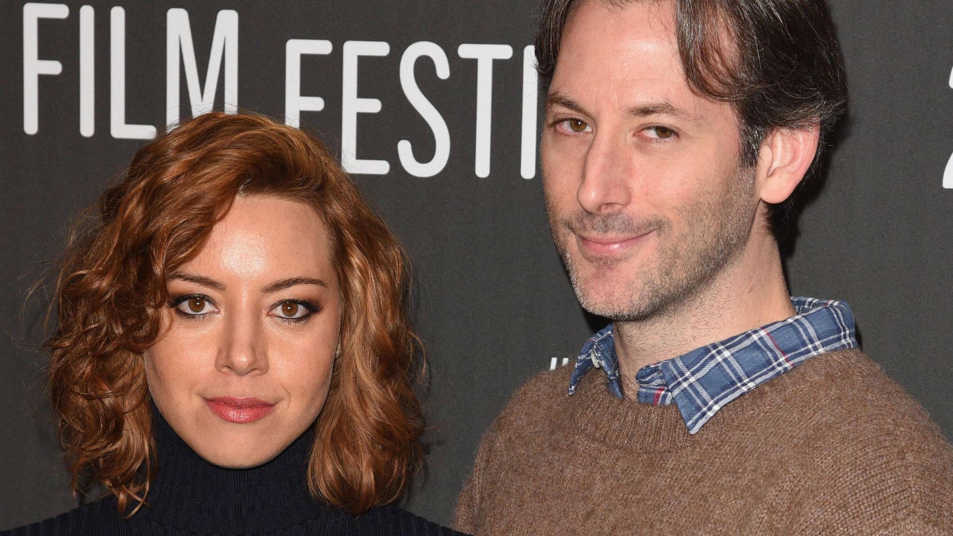 Aubrey Plaza fala pela primeira vez sobre morte do marido: ‘Tragédia inimaginável’