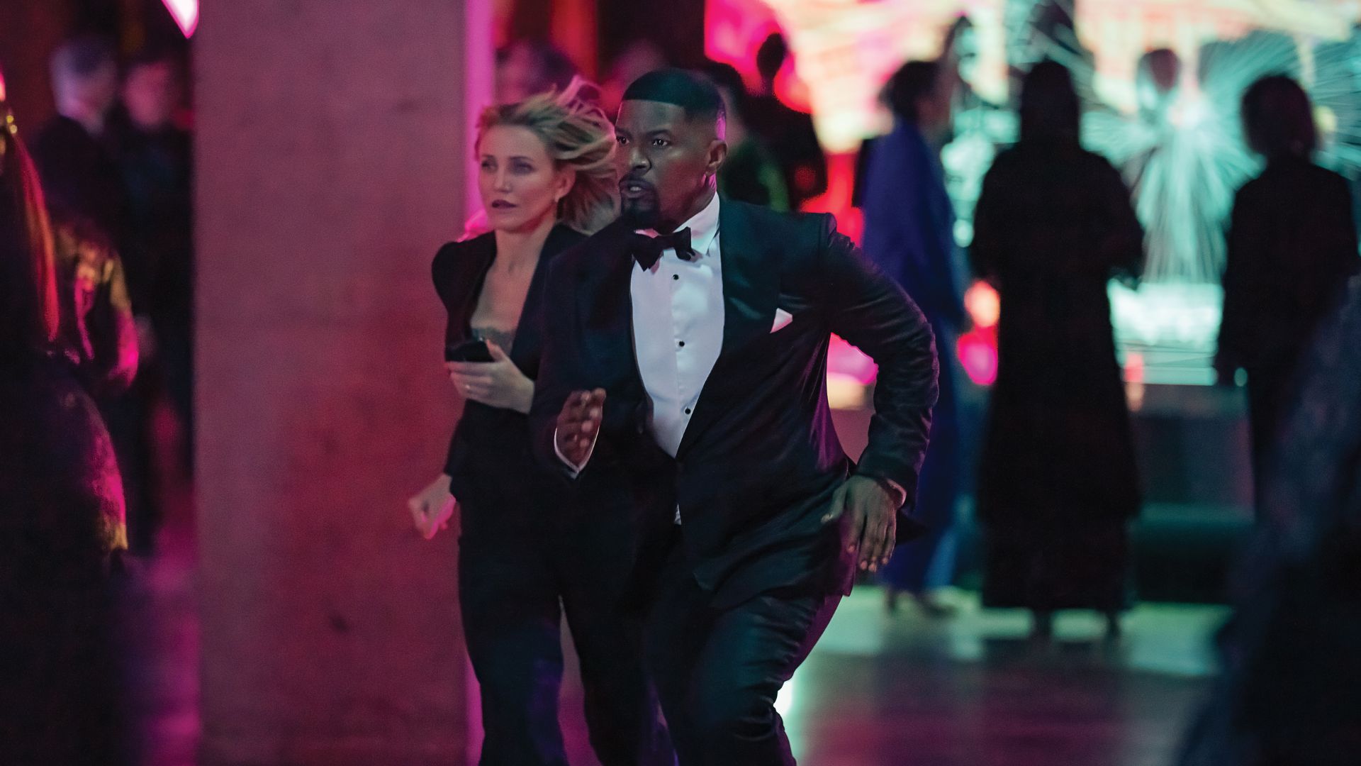 Cameron Diaz e Jamie Foxx são perseguidos por antigos inimigos no trailer de De Volta à Ação