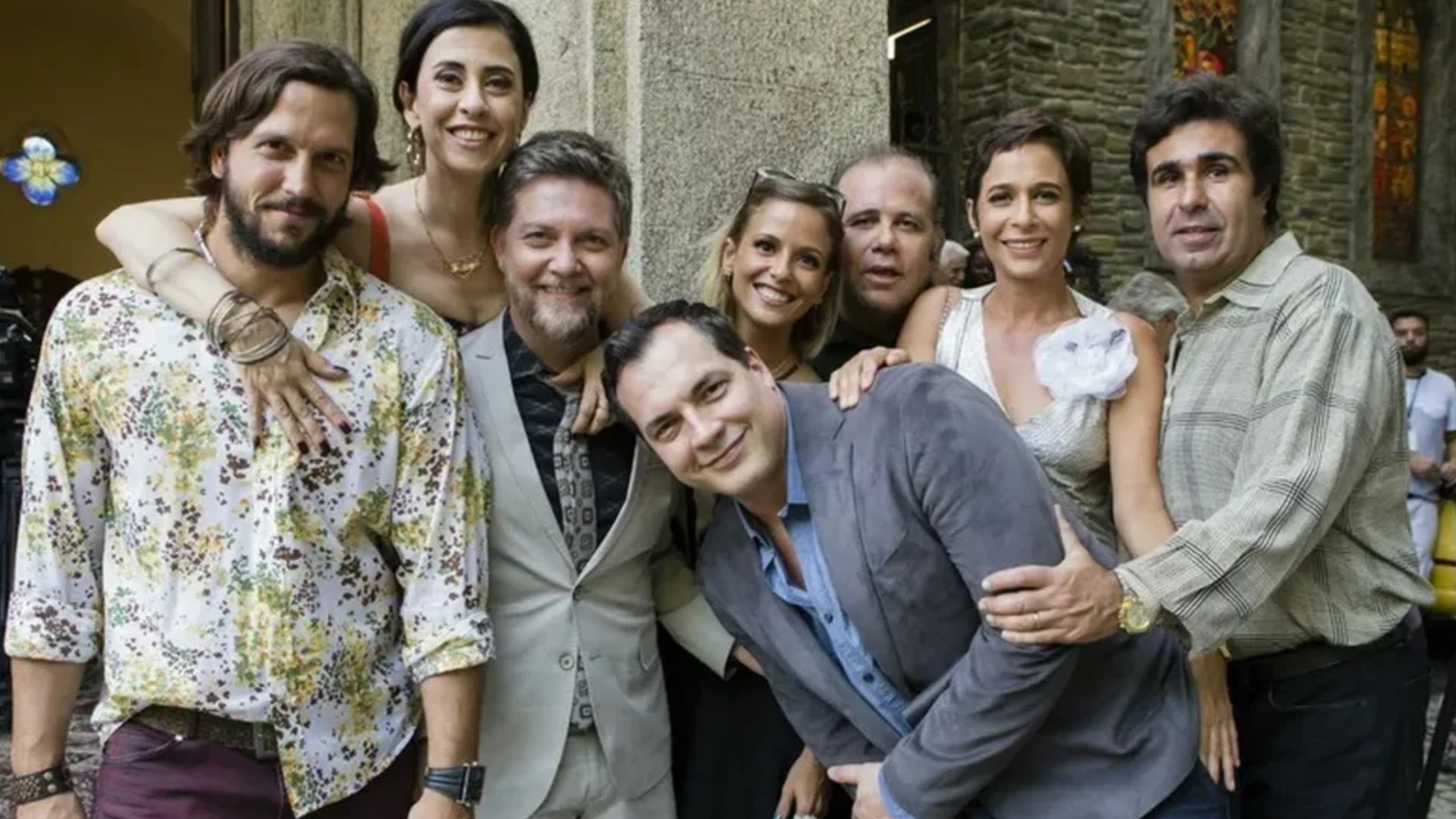 Elenco de Tapas & Beijos comemora vitória de Fernanda Torres no Globo de Ouro