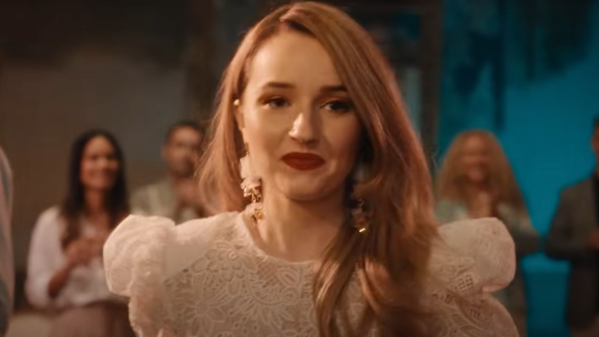 Kaitlyn Dever inventa doença para ser famosa no trailer de Vinagre de Maçã; assista