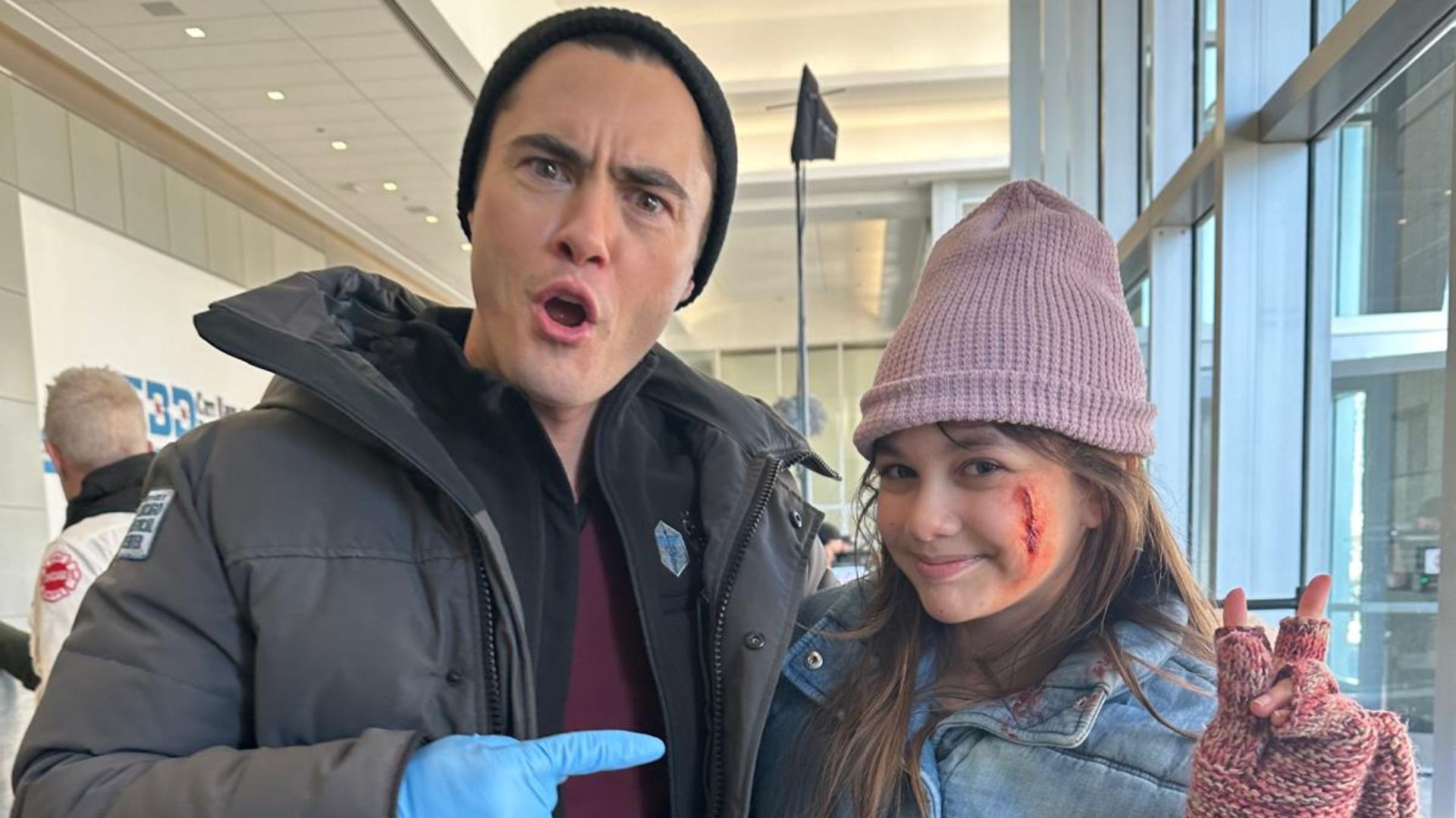 Filha de atriz brasileira grava cenas em crossover das séries do universo Chicago