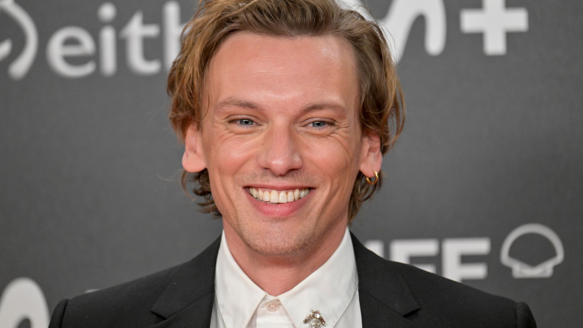 Jamie Campbell Bower é anunciado no elenco da 3ª temporada de Os Anéis de Poder