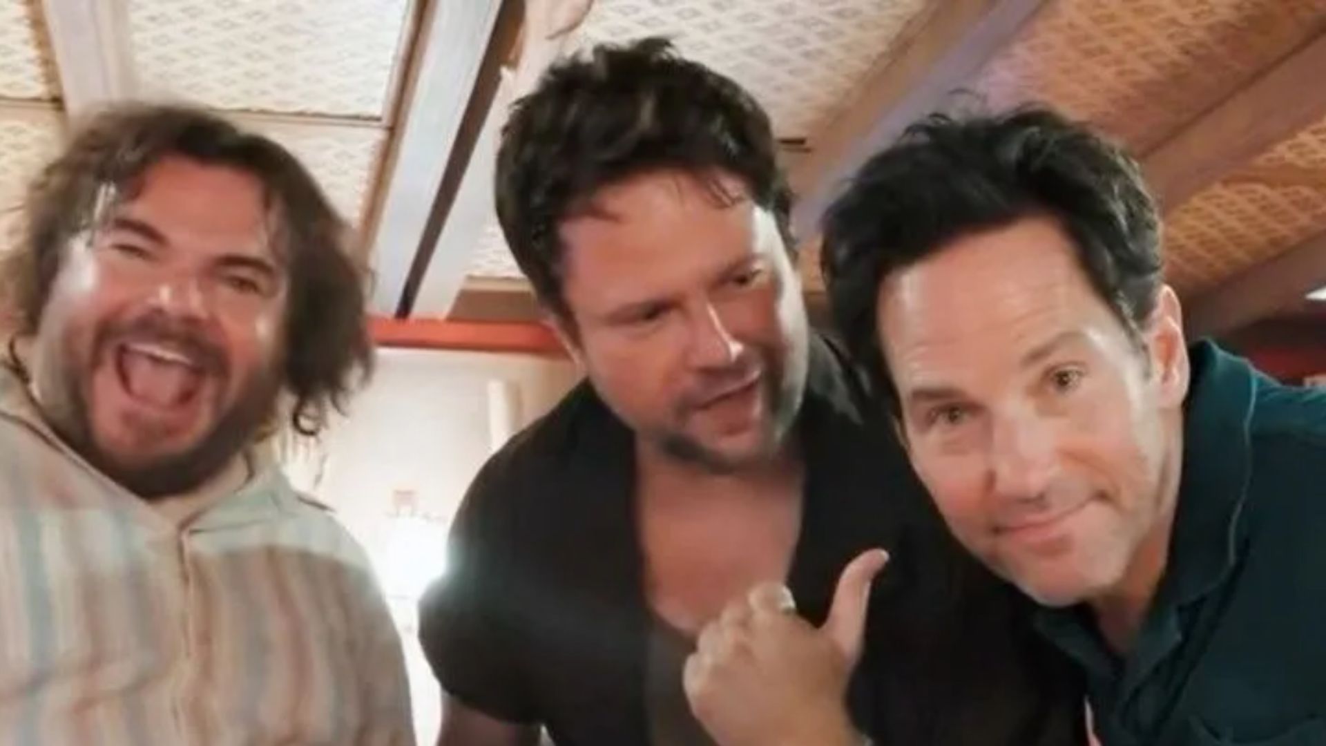 Selton Mello e Jack Black cantam para anunciar elenco de Anaconda