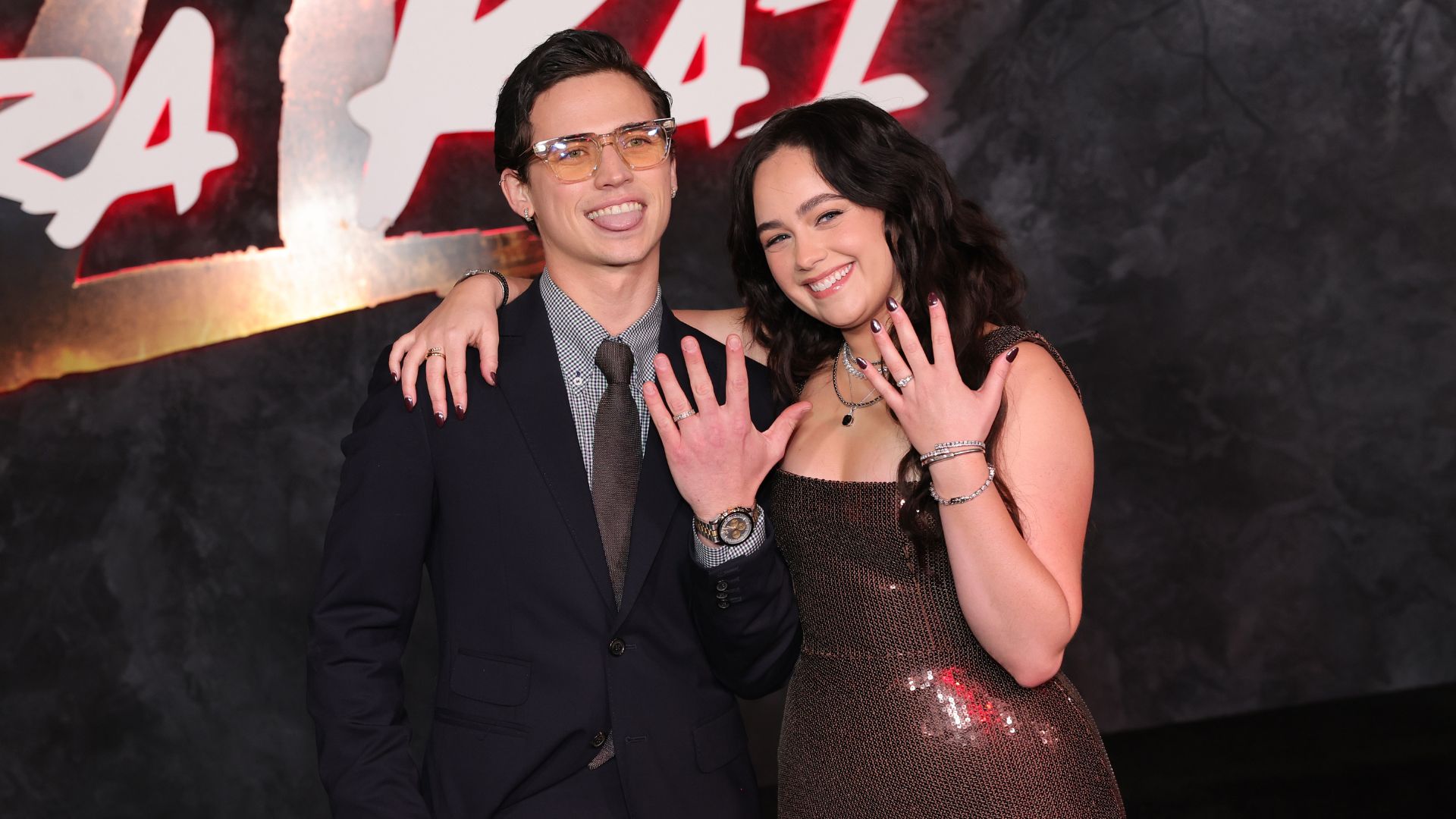 Tanner Buchanan e Mary Mouser, de Cobra Kai, anunciam noivado