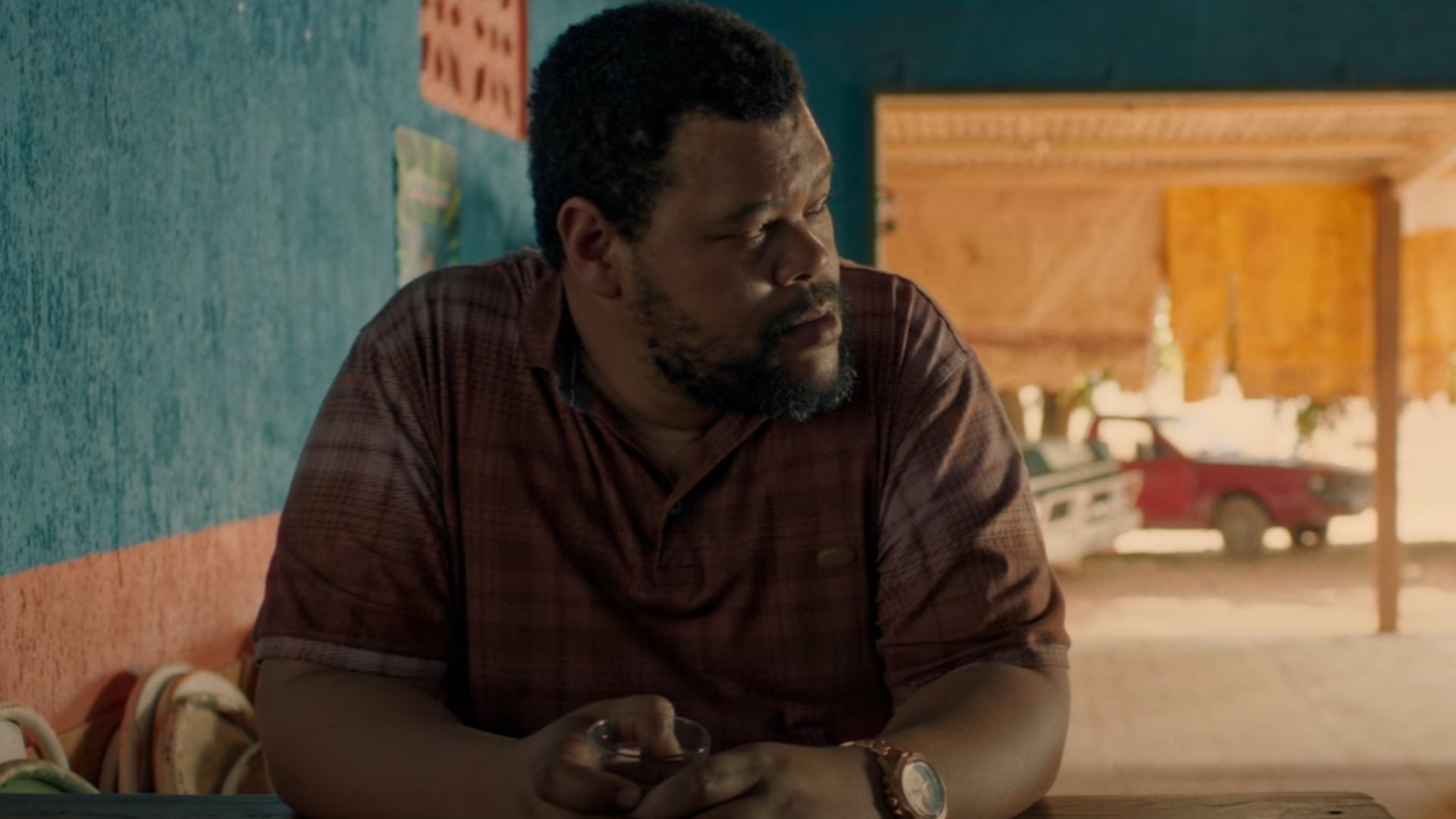 Babu Santana fala sobre abordar masculinidade tóxica em Oeste Outra Vez: ‘Um dever’