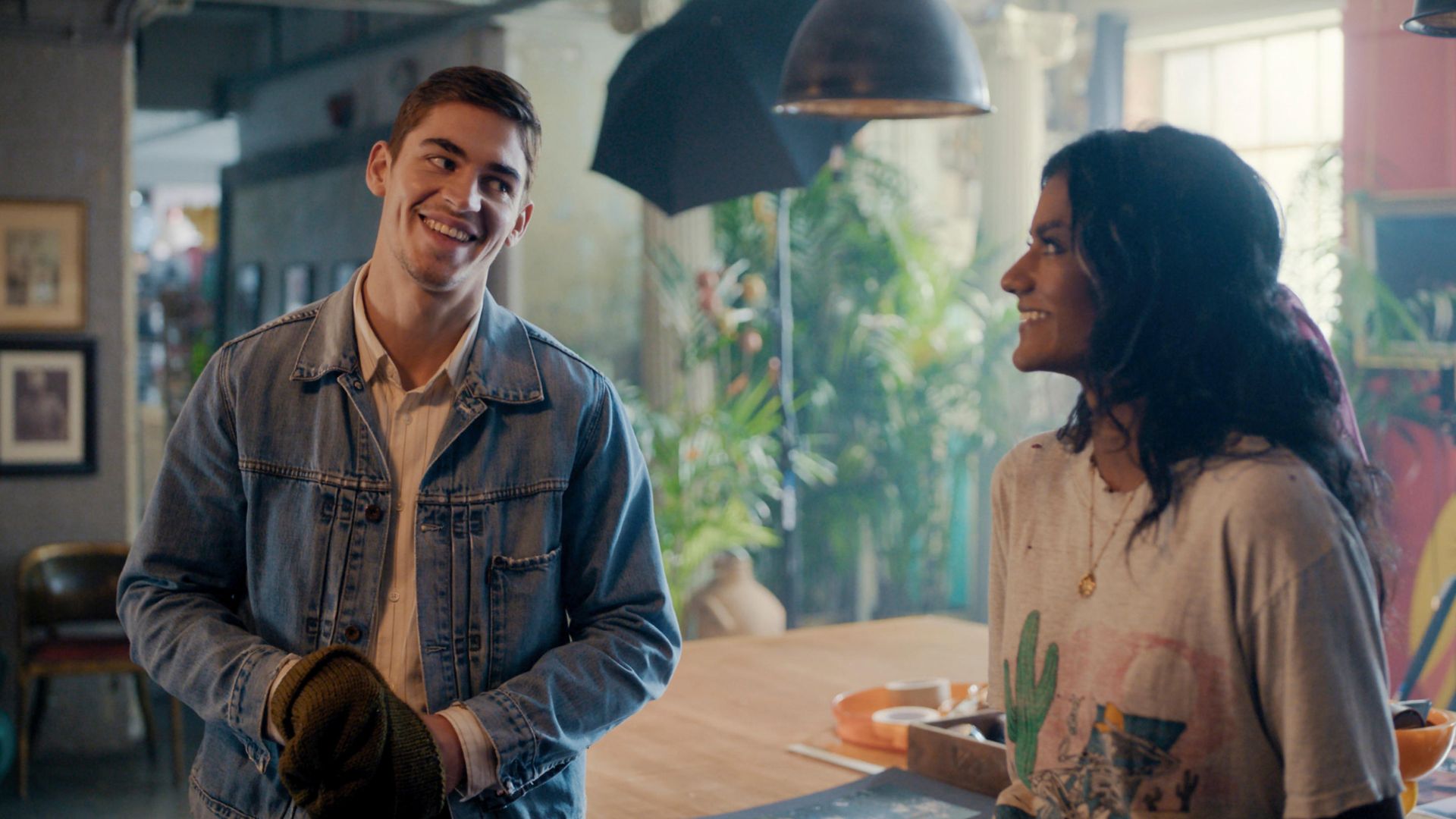 Dinâmica familiar rouba a cena do romance em Queimando o Filme | #CineBuzzJáViu