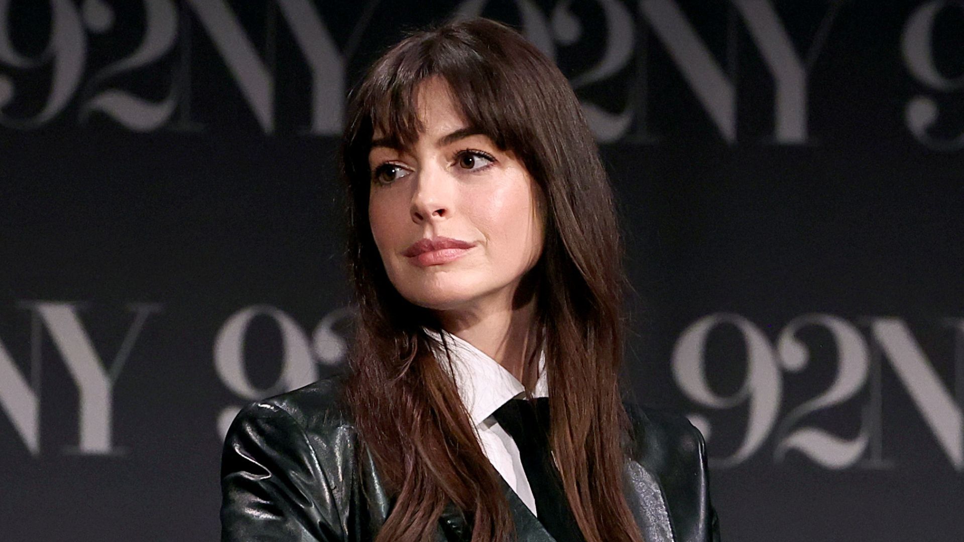 Anne Hathaway anuncia fim das gravações da adaptação de Verity