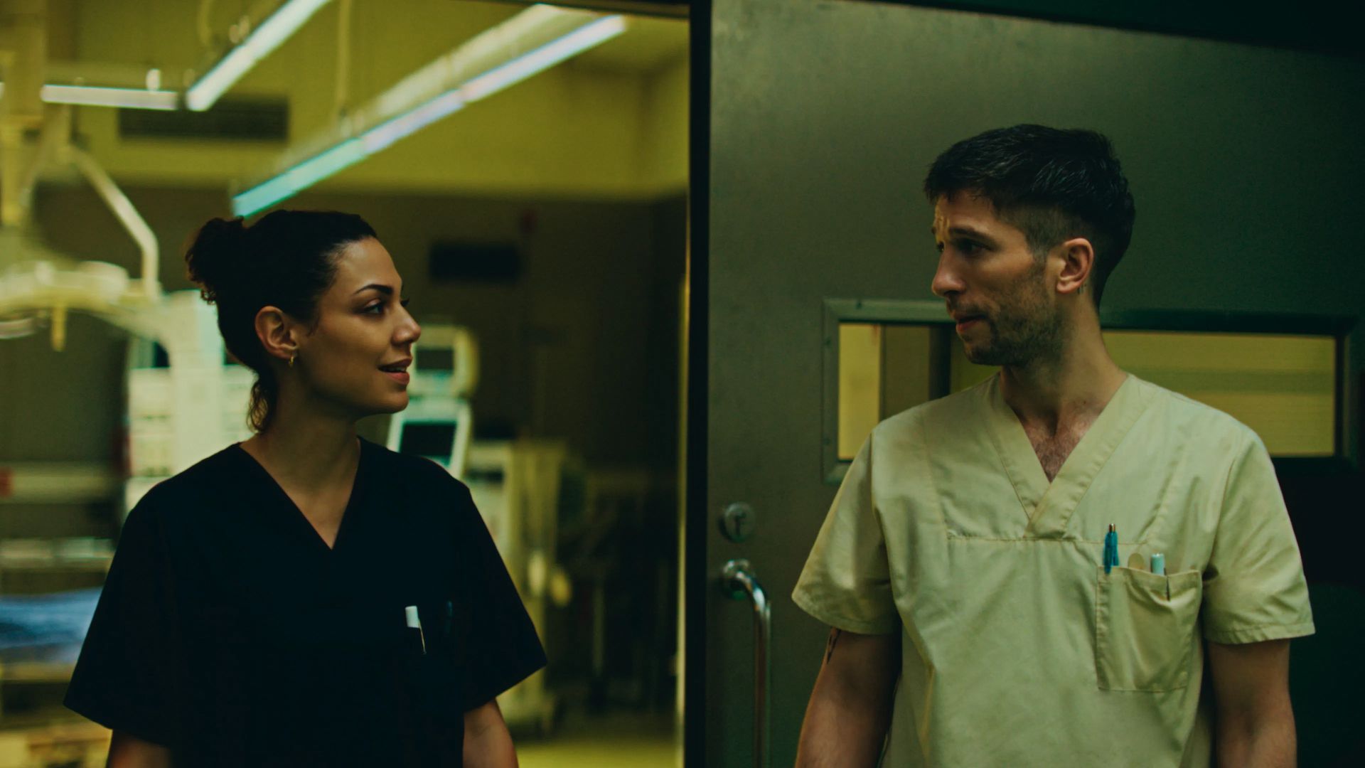 Quando estreia o 8º e último episódio de Emergência – Berlim, série comparada a The Pitt?