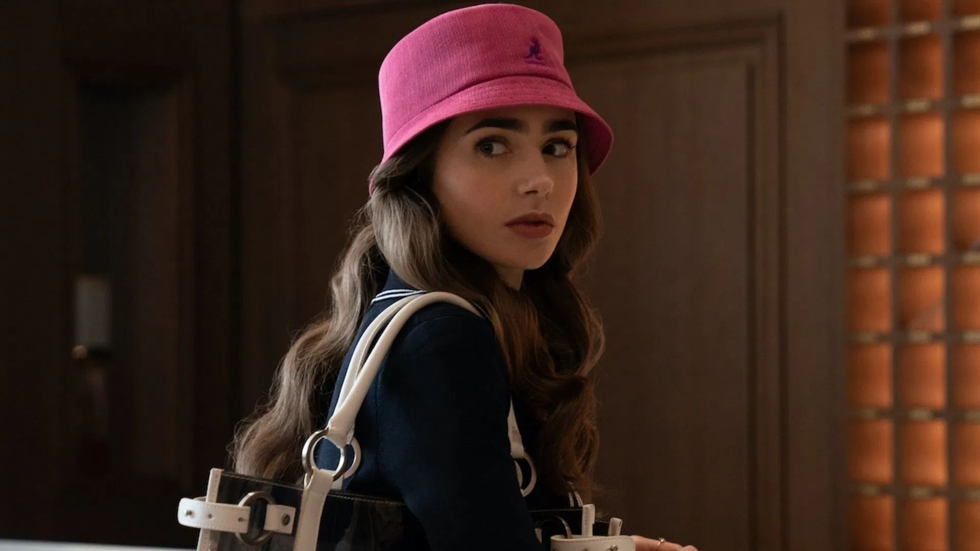 Netflix divulga foto e início das gravações da 5ª temporada de Emily em Paris