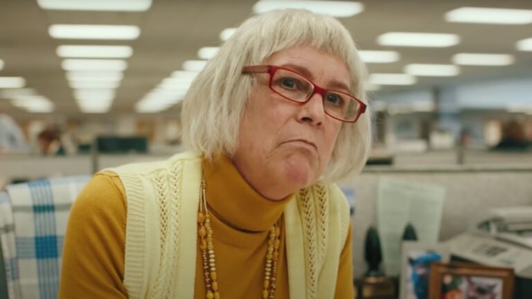 Jamie Lee Curtis critica cirurgias plásticas e alerta para impacto em gerações de mulheres