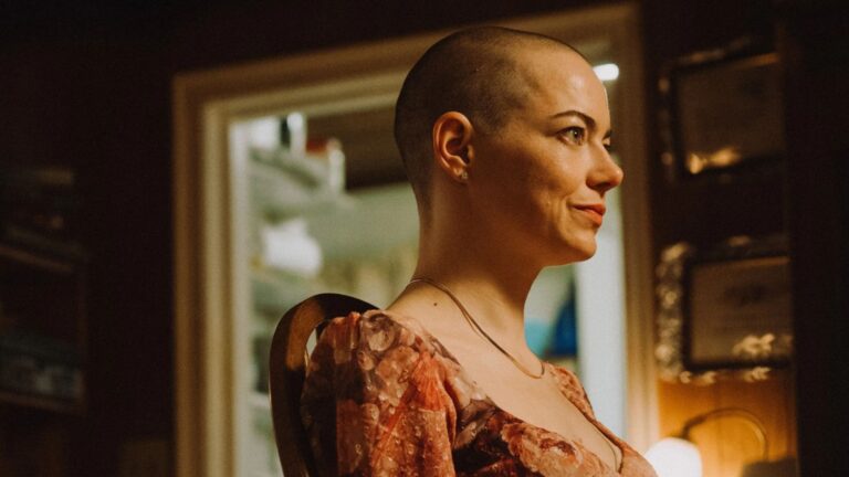 Quando estreia Bugonia, com Emma Stone, nos cinemas brasileiros?