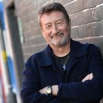 Steven Knight assume roteiro do novo James Bond, prometendo filme “melhor, mais forte e mais ousado”