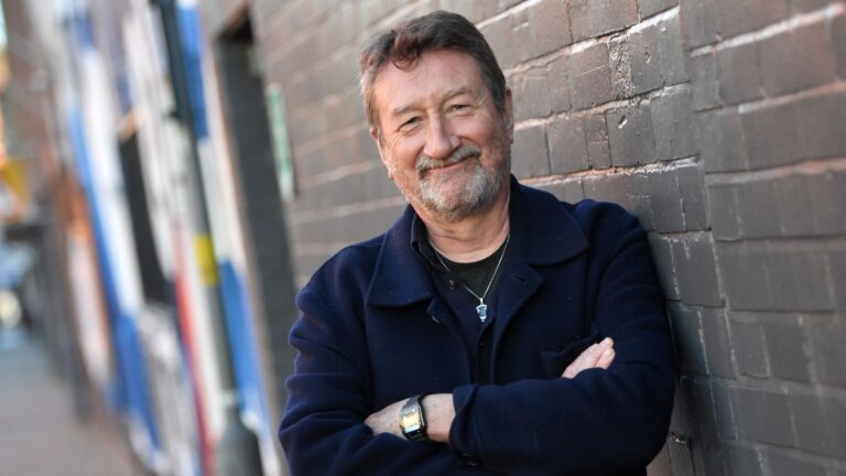 Steven Knight assume roteiro do novo James Bond, prometendo filme “melhor, mais forte e mais ousado”