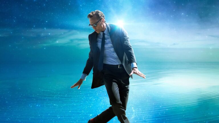 A Vida de Chuck, com Tom Hiddleston, estreia nos cinemas brasileiros